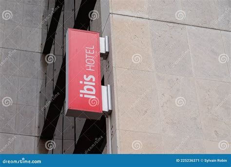 La Marca Del Hotel Ibis Y El Logo Rojo De La Firma En La Entrada Del