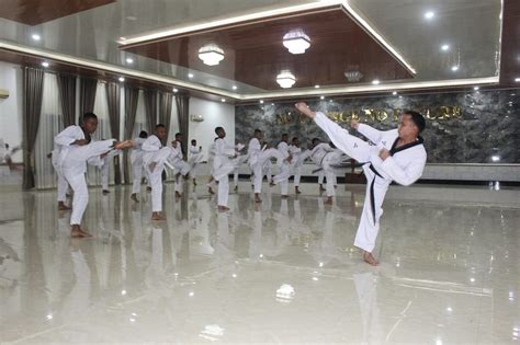 Prajurit Muda Yonif Marinir Melaksanakan Latihan Taekwondo