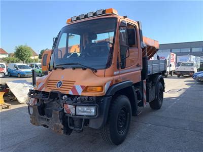 Zugmaschine Mercedes Benz Unimog U Mit Aufsatzstreuer Springer