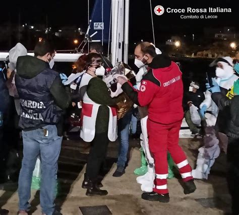 Terzo Sbarco In Poche Ore Nella Notte Giungono Altri Migranti A