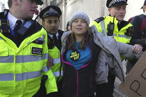 Greta Thunberg Arrestata A Londra Portata Via Di Peso Dalla Polizia