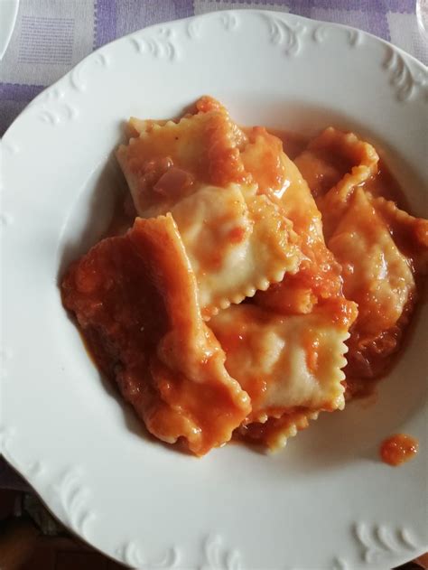 Madame Badebec Ravioli Al Sugo Ripieni Di Ricotta E Prosciutto Primi