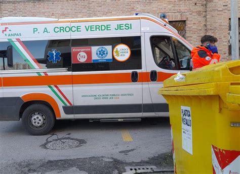 Si Accascia Alla Fermata Del Bus Attimi Di Paura Per Un 80enne