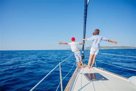 Le Gar On Sautent Du Yacht De Navigation Sur La Croisi Re D T