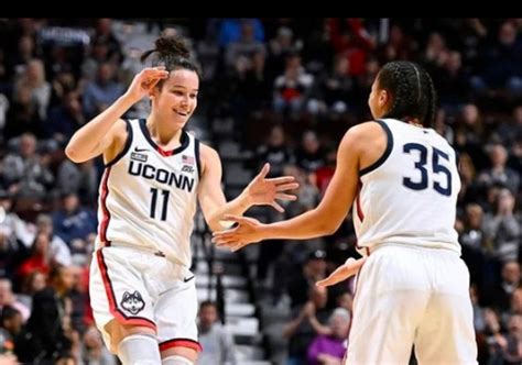 Lou López Sénéchal Ella es la primera mexicana seleccionada de la WNBA