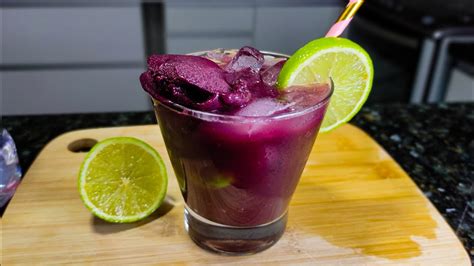 Esta receita de caipiroska de açaí certeza se tornará seu drink