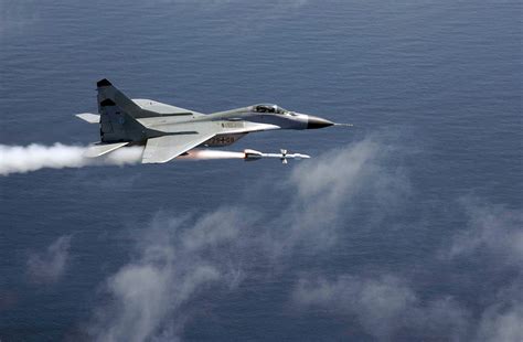 F-16 Vs MiG-29: when the mighty Viper dogfighted with the Fulcrum for ...