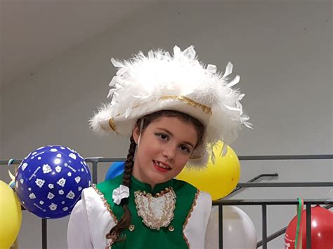 Tanzmariechen Lea Karneval Gesellschaft Gr N Weiss Suttgart E V