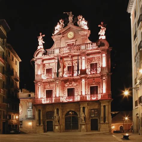 La Fachada De La Casa Consistorial Se Ilumina En Granate Este Domingo