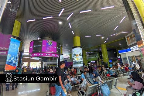 Stasiun Gambir Jakarta Yuri Adrian