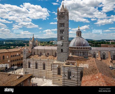 Vista A Rea De La Catedral De Siena Y La Piazza Del Duomo Siena