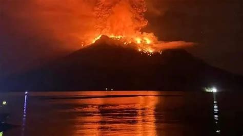 Penampakan Dahsyat Gunung Ruang Meletus Disambar Petir Tinggi Lava