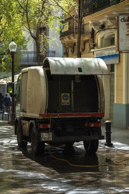 Atrás de um caminhão de limpeza da brigada de serviço municipal