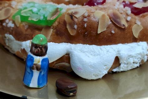 Roscón de Reyes historia y tradición del haba y la figura