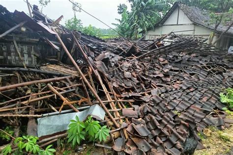 Hujan Deras Dan Angin Kencang Landa Ngawi Sebuah Rumah Rusak