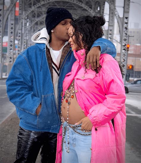 Rihanna Enceinte De Son Premier Enfant Elle Montre Enfin Son Ventre