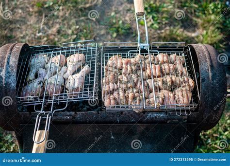 Brochetas De Pollo A La Parrilla Shish Kebab Batas De Pollo Frito En Un