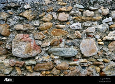 Muro de piedras irregulares fotografías e imágenes de alta resolución