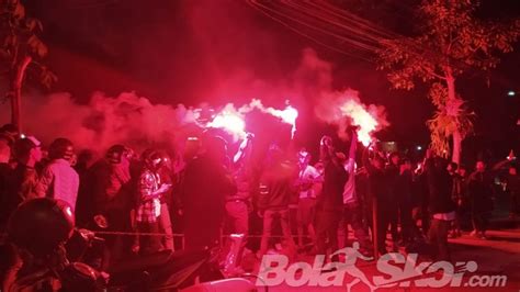 Persib Bandung Jeblok Bobotoh Geruduk Manajemen Minta Robert Alberts