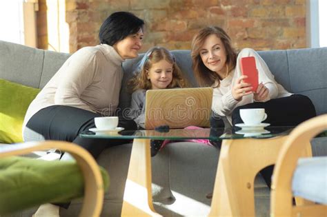 Feliz Familia Amorosa Abuela Madre E Hija Pasan Tiempo Juntos Imagen