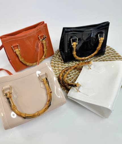 Cartera De Mano Nude Tipo Charol Pinta La Moda