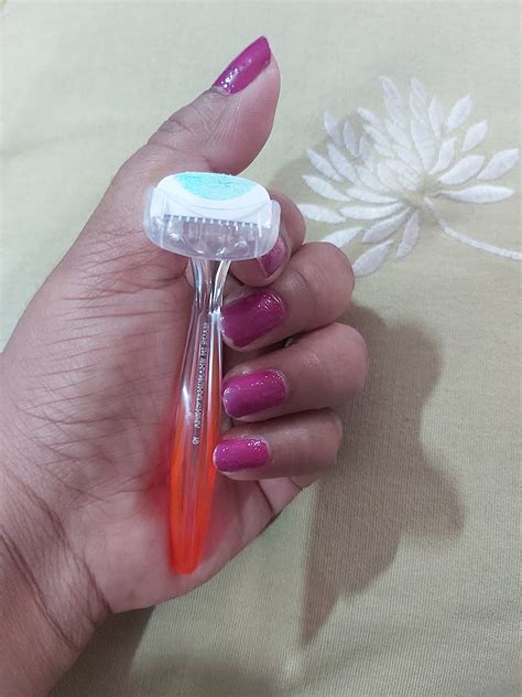 Kai Bikini Line Japanese Razor For Women With Aloe Vera And Vitamin E Moisture Strip Pack Of