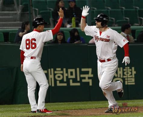 17일 만에 맛본 홈런sk 로맥도 터졌다 ‘시즌 14호 국민일보