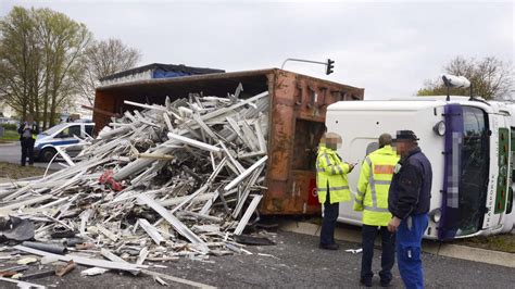 Container Laster Umgekippt Fahrer Aus Waldeck Frankenberg Blieb