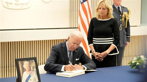 Qué ha escrito Joe Biden en el libro de condolencias por la muerte de