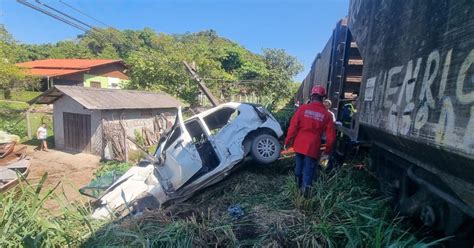 Mãe e bebê ficam feridas após carro ser atingido por trem na BR 280