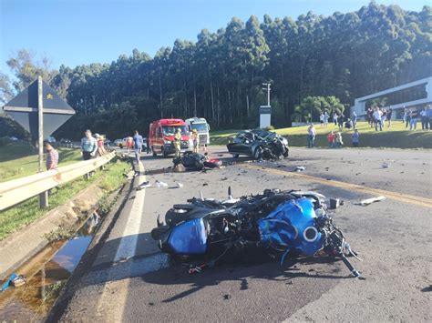 Tr S Pessoas Morrem Em Grave Acidente Entre Motos E Carro Ag Ncia Gbc