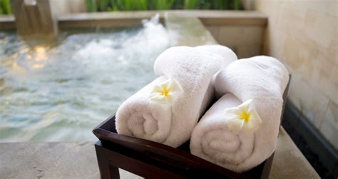 Best Hot Tub Towels For a More Relaxing Experience - Patio Gateway