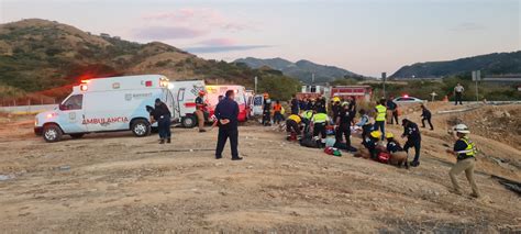 14 muertos y decenas de heridos tras volcadura de autobús turístico en