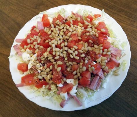 Салат с кедровыми орешками и копченым мясом - Салаты