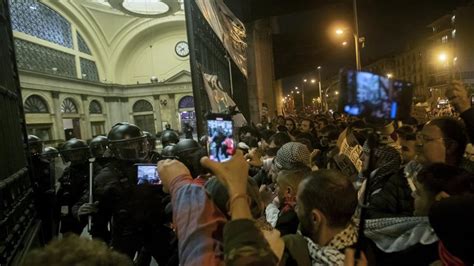 Milers De Persones Es Manifesten A Barcelona En Defensa De Palestina