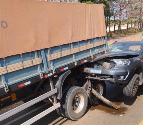 Caminhonete Fica Presa Na Traseira Da Carreta Ap S Colis O Na Mt Em