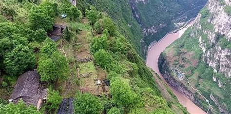 一个不通公路的村庄，村民居住在1000米高的悬崖上，出行全靠索道 每日头条