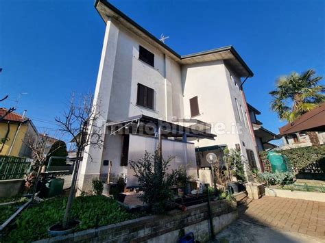 Vendita Villa a schiera in via Niccolò Tommaseo Limbiate Ottimo stato