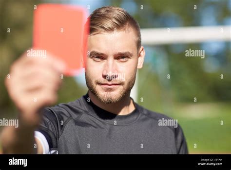 Schiedsrichter auf Fußball Feld zeigt rote Karte Stockfotografie Alamy