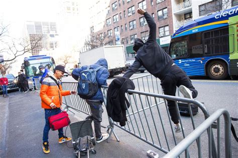 Inmigrantes Protestan En Nueva York Tras Ser Desalojados De Un Hotel Y