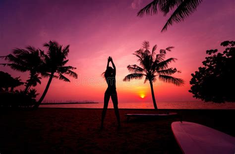 Silhouette Surfista Con Lunghissime Tavole Da Surf Al Tramonto Sulla