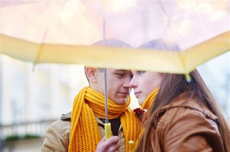 Lindo Casal Jovem Sob Um Guarda Chuva Na Chuva Foto Premium