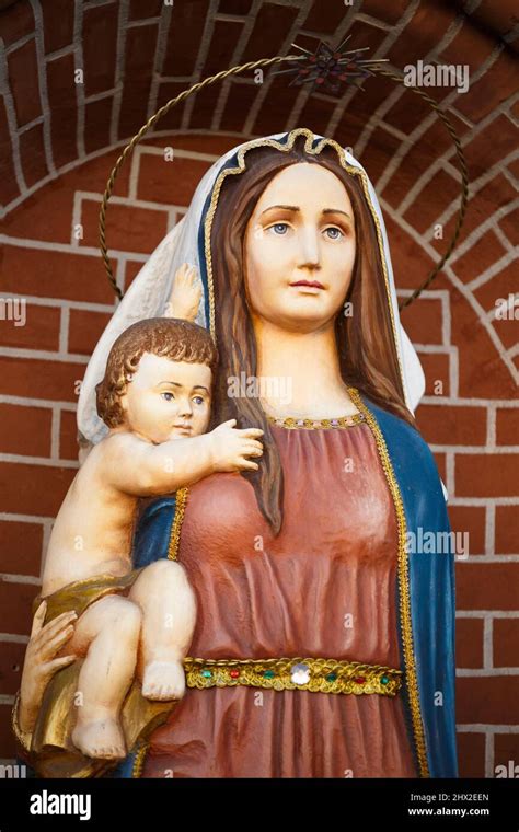 Estatuas De Mujeres Santas En La Iglesia Cat Lica Romana Virgen Con El