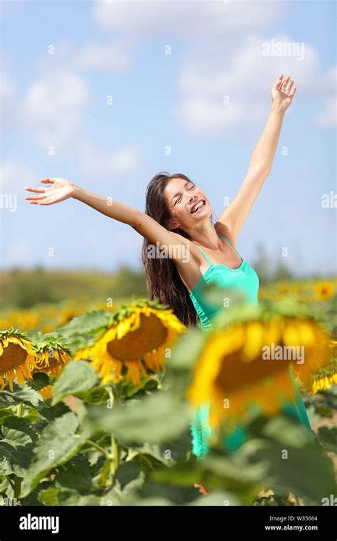 Descargar Esta Imagen Chica De Verano Feliz En Campo De Flores De