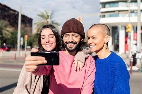 Tres J Venes Amigos Haci Ndose Un Selfie En La Ciudad Foto Premium