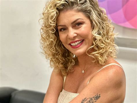 De biquíni Bárbara Borges exibe bumbum enorme e chama atenção