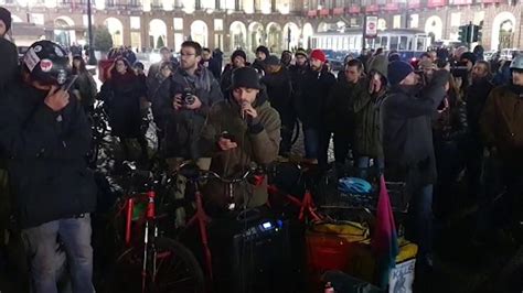 La Protesta Dei Rider A Torino Lavoriamo Giorni Su Per Euro A