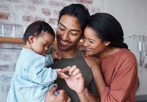 Família Síndrome De Down Pais Felizes Do Bebê Em Casa Na Cozinha