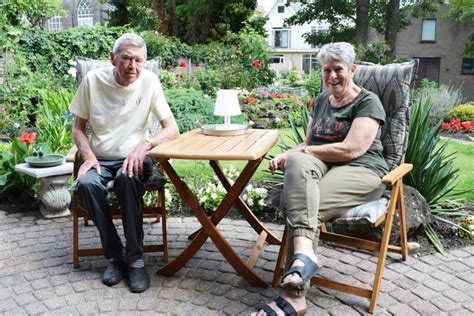 Buitenkijken In De Tuin Van Kok En Vera Aan De Vest Ik Noem Ons Soms