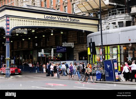 Commuters at London Victoria Train Station, London, England, UK Stock ...